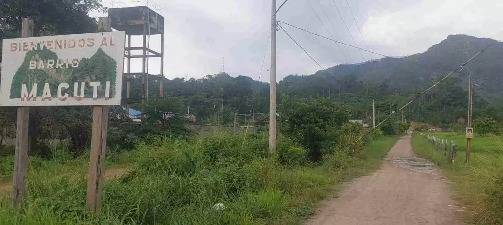 /Ingreso al barrio Macuti, al fondo el vertedero municipal de Rurrenabaque.</p>
<p>