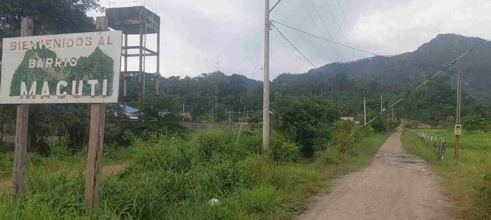 /Ingreso al barrio Macuti, al fondo el vertedero municipal de Rurrenabaque.</p>
<p>